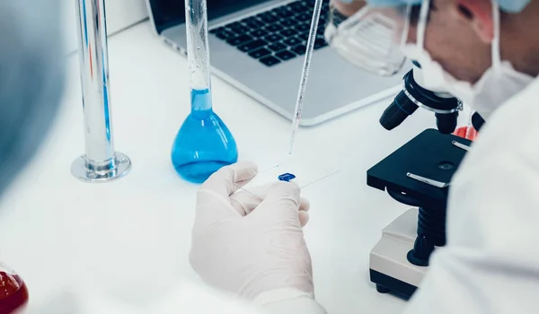 De cerca. científico trabaja con un microscopio en un laboratorio médico. —  Fotos de Stock