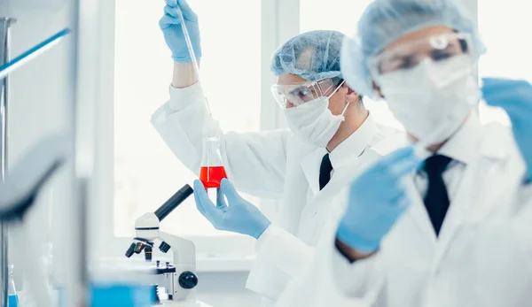 Fecha. grupo de cientistas trabalham em um laboratório médico . — Fotografia de Stock