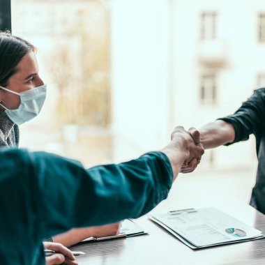 Kapat. Finansal ortaklar el sıkışıyorlar. .