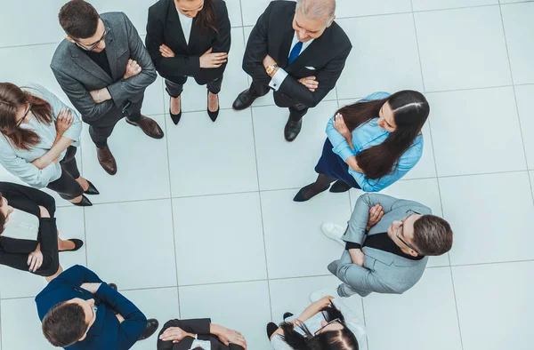 Ansicht von oben. Gruppe von Geschäftsleuten steht im Kreis. — Stockfoto