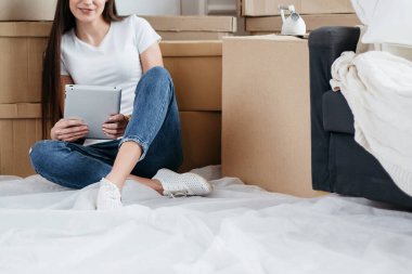 Genç bir kadın yeni dairesi için online alışveriş yapıyor.