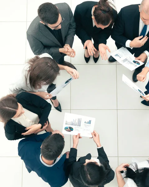 Vista superior. grupo de empregados corporativos de pé em um círculo. — Fotografia de Stock