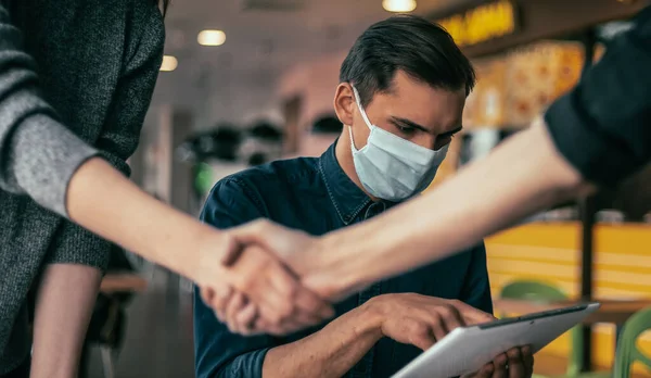 Jongeren schudden handen in het kantoor. — Stockfoto