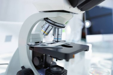 Mikroskop laboratuardaki masanın üstünde. Boşluğun bir kopyasıyla fotoğraf