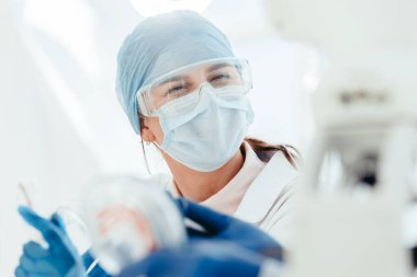 Kapat. Bayan mikrobiyolog meslektaşıyla bir şey tartışıyor..