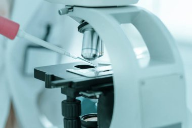 Kapat. Bilim adamı araştırma için otomatik pipeti kullanıyor .