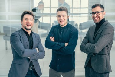 Kapat. Ofiste duran bir grup çalışan..