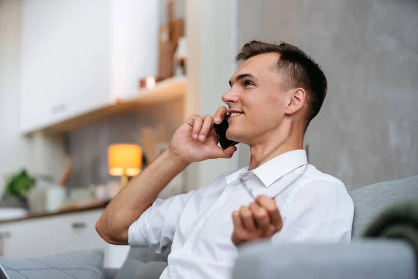 Attraktiv ung man pratar på en smartphone. — Stockfoto