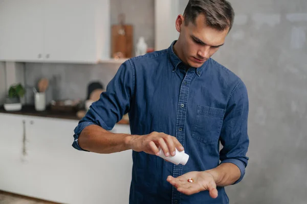 Hombres jóvenes tomando pastillas. concepto de protección de la salud. — Foto de Stock