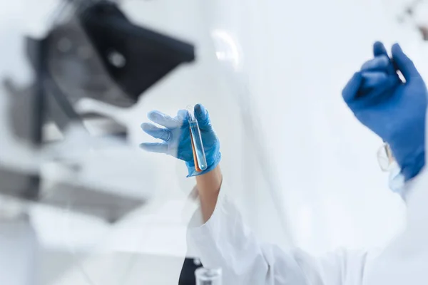 Fecha. cientista feminino discutindo o que sobre com seu colega. — Fotografia de Stock