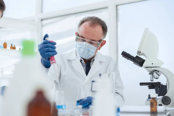 Cientista realiza uma experiência científica no laboratório. — Fotografia de Stock