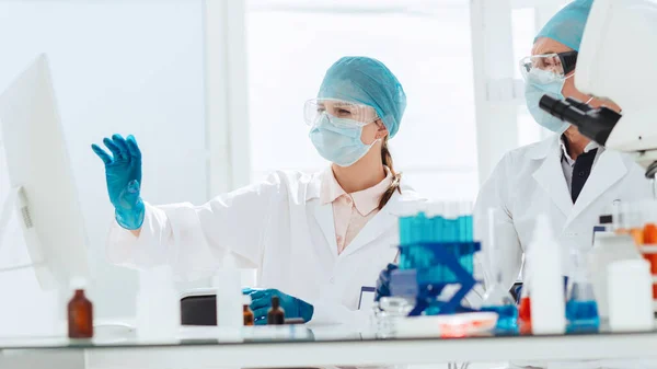 Grupo de cientistas que discutem dados em linha no laboratório. — Fotografia de Stock