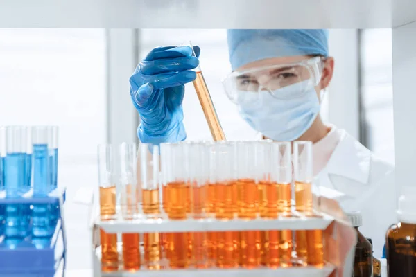 Fecha. tubos de ensaio em cima da mesa no laboratório bioquímico . — Fotografia de Stock