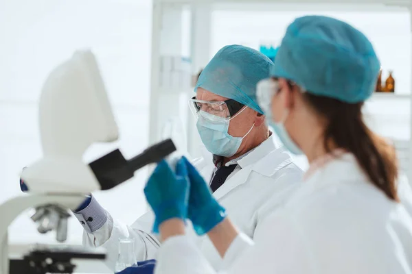 Fecha. cientista feminina olhando através de um microscópio . — Fotografia de Stock