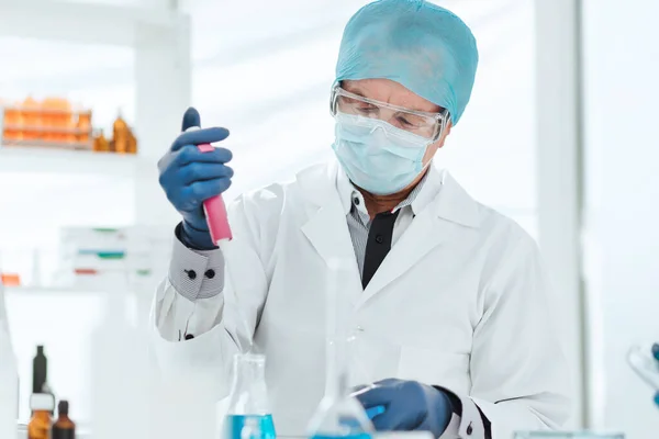 Fecha. um cientista que ensaie um líquido num balão de laboratório. — Fotografia de Stock