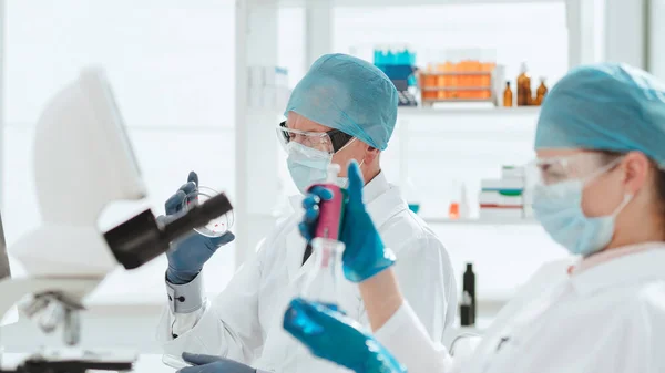 På nära håll. laboratoriepersonal testar det nya vaccinet. — Stockfoto