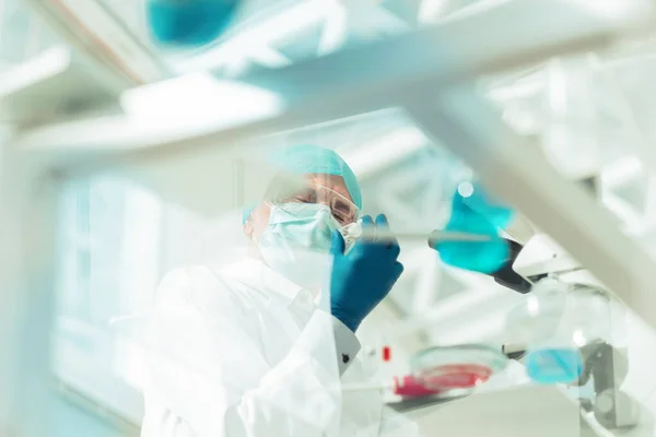 Vista inferior. cientista farmacêutico sentado em uma mesa de laboratório . — Fotografia de Stock