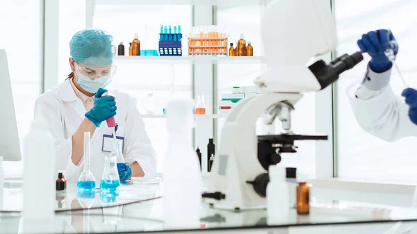 Fecha. um grupo de cientistas está testando novas drogas. — Fotografia de Stock