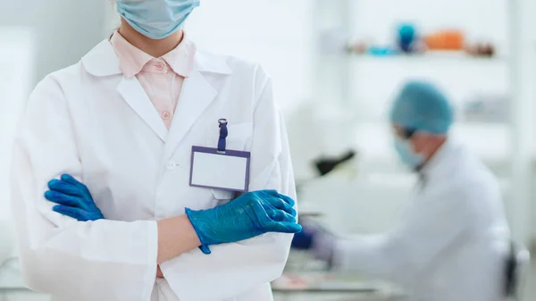 Vrouwelijke wetenschapper met een blanco badge in het lab. — Stockfoto