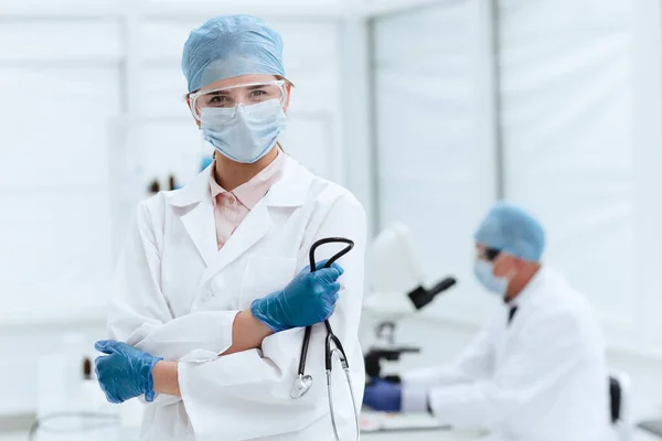 Mujer seria médico con un estetoscopio de pie en un laboratorio médico . —  Fotos de Stock