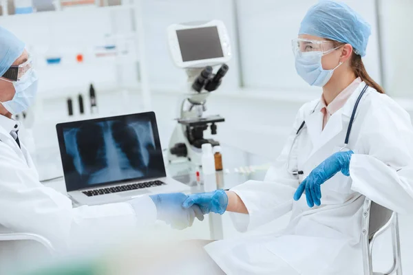 Ciğerlerin röntgeni laboratuardaki bir dizüstü bilgisayarın ekranında. — Stok fotoğraf