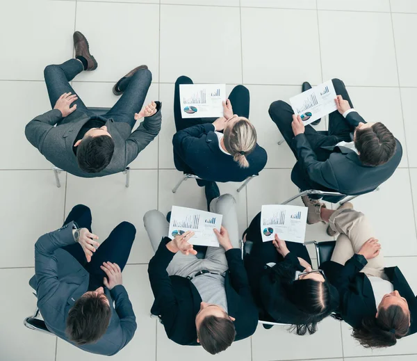 Chefe realiza uma reunião de trabalho com a equipe de negócios. — Fotografia de Stock