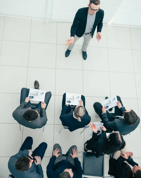 Grupo de trabalho que aplaude numa reunião de negócios. — Fotografia de Stock