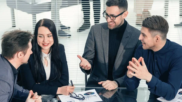 De cerca. equipo de negocios discutiendo el informe financiero. — Foto de Stock