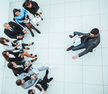 Üst Manzara. Proje Yöneticisi ve çalışma grubu mali verileri tartışıyor