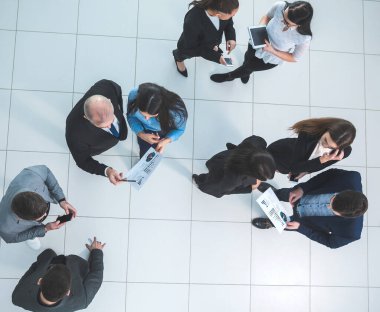 Üst Manzara. Mali verileri tartışan bir grup çalışan