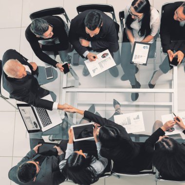 Üst Manzara. İş toplantısında finansal ortakların el sıkışması.