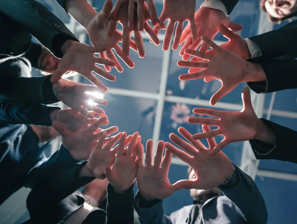 På nära håll. unga business team står i en cirkel. — Stockfoto