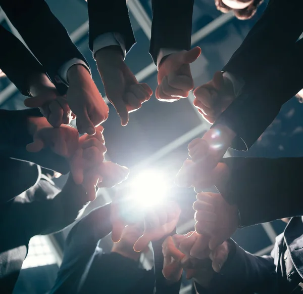 Onderaanzicht. business team tonen duimen omhoog. — Stockfoto