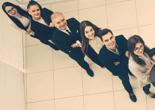 Grupp av leende affärsmän som står i rad och tittar på kameran. — Stockfoto