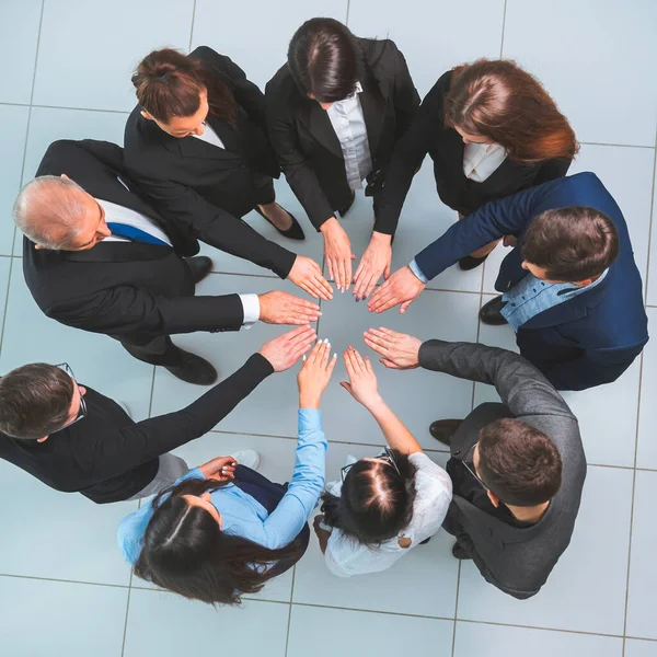 Ansicht von oben. Gruppe junger Berufstätiger im Kreis — Stockfoto