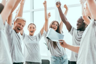 Kapat. Mutlu gençlerden oluşan bir takım..