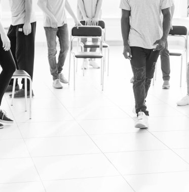 Yakışıklı adam güvenle geniş bir ofisten geçiyor..