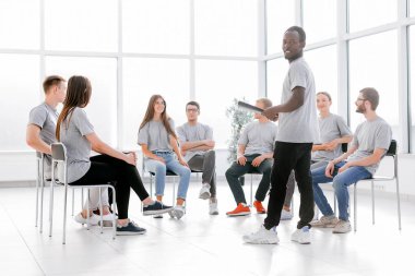 İş koçu ve bir grup genç konferans odasında bir seminerde.