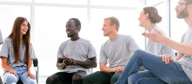 Fikirlerini tartışan bir grup benzer fikirli genç insan.