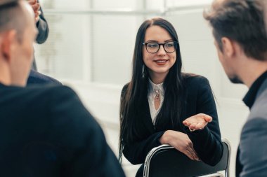 Çalışma grubu genel toplantıda mali stratejiyi tartışıyor