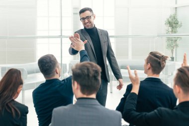 İş arkadaşları birbirlerine beşlik çakıyor.