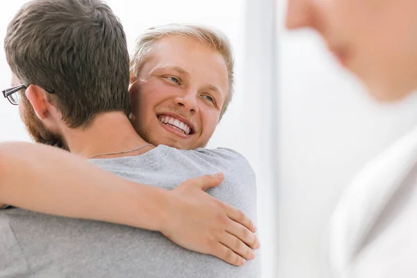 Nahaufnahme. Glückliche Teilnehmer umarmen sich. — Stockfoto