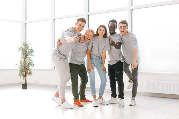 Grupo de gente de tierra feliz de pie juntos. — Foto de Stock