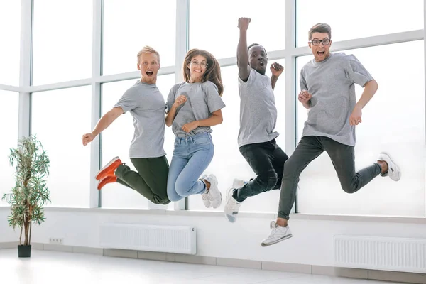 Gelukkige jonge werknemers hebben plezier in het nieuwe kantoor. — Stockfoto