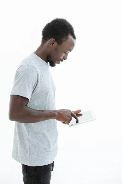 Guapo chico moderno con una tableta digital. aislado en blanco — Foto de Stock