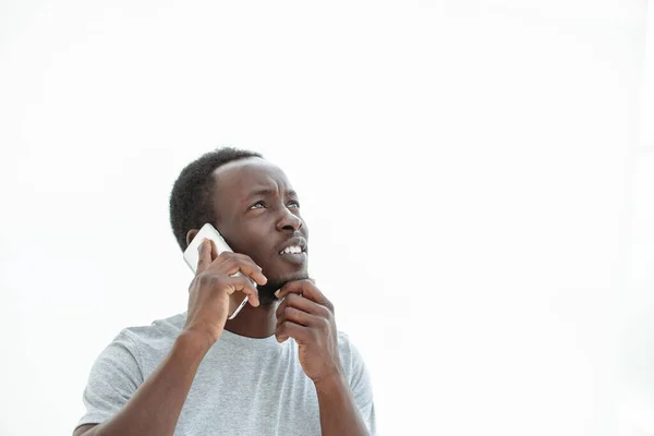 Chico guapo con teléfono inteligente mirando espacio de copia. — Foto de Stock