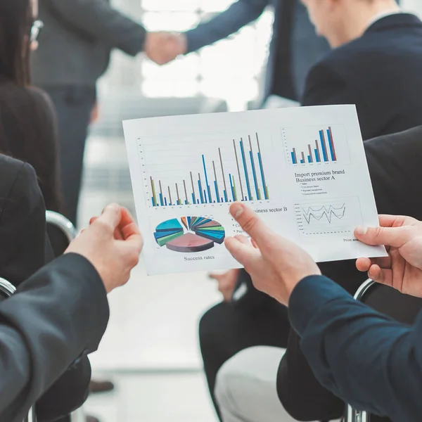 Equipo de negocios discutiendo datos financieros en la sala de conferencias — Foto de Stock