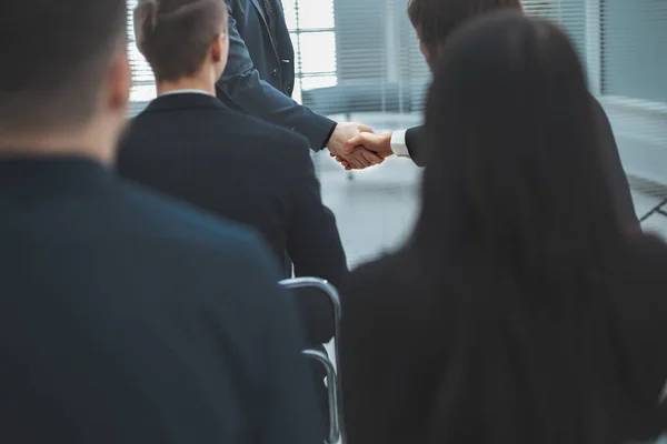 Geschäftskollegen begrüßen sich per Handschlag — Stockfoto