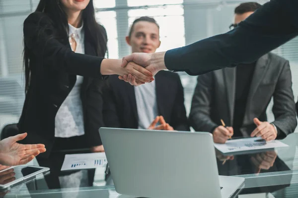Colleghi d'affari che si salutano a una riunione d'ufficio. — Foto Stock