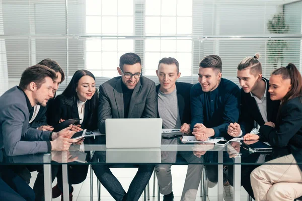 Equipo de negocios está mirando cuidadosamente a la pantalla del ordenador portátil. — Foto de Stock